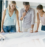 revisando un plano de obra